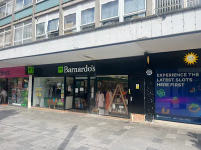 11-13 Queensway, Crawley, Retail To Let - IMG_1382.JPG