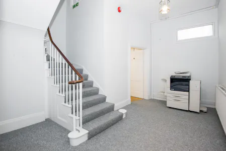 Fountain House, Richmond To Let - Fountain House stairwell photo.jpg