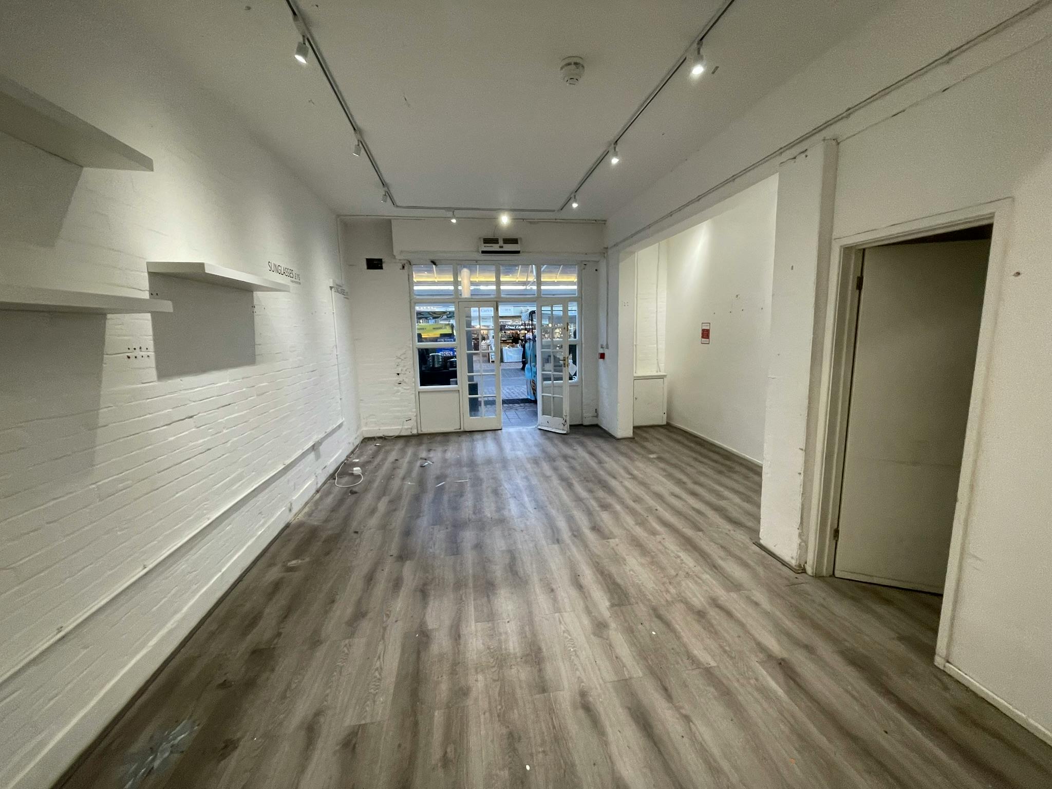 Retail/Shop in London - photo 4