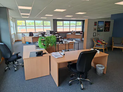 18 The Pines, Guildford, Industrial / Office To Let - 20261014_120116.jpg