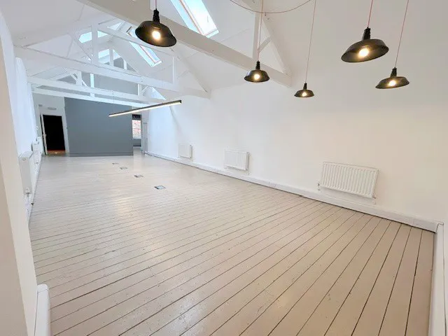 2 Acre Passage, Windsor, Office / Retail To Let - Main area i.jpg