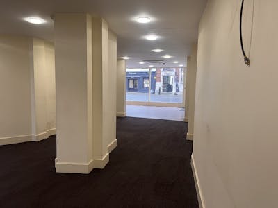 8 Broad Street, Wokingham, Class E Retail / Leisure / Retail / High Street Retail / Retail - In Town Lease Assignment - IMG_8153.JPG