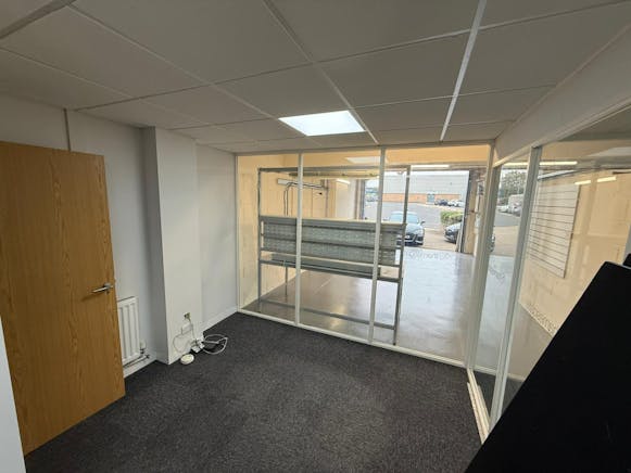 2 Parkside Centre, Southend-on-Sea, Industrial To Let - IMG20251014WA0008.jpg