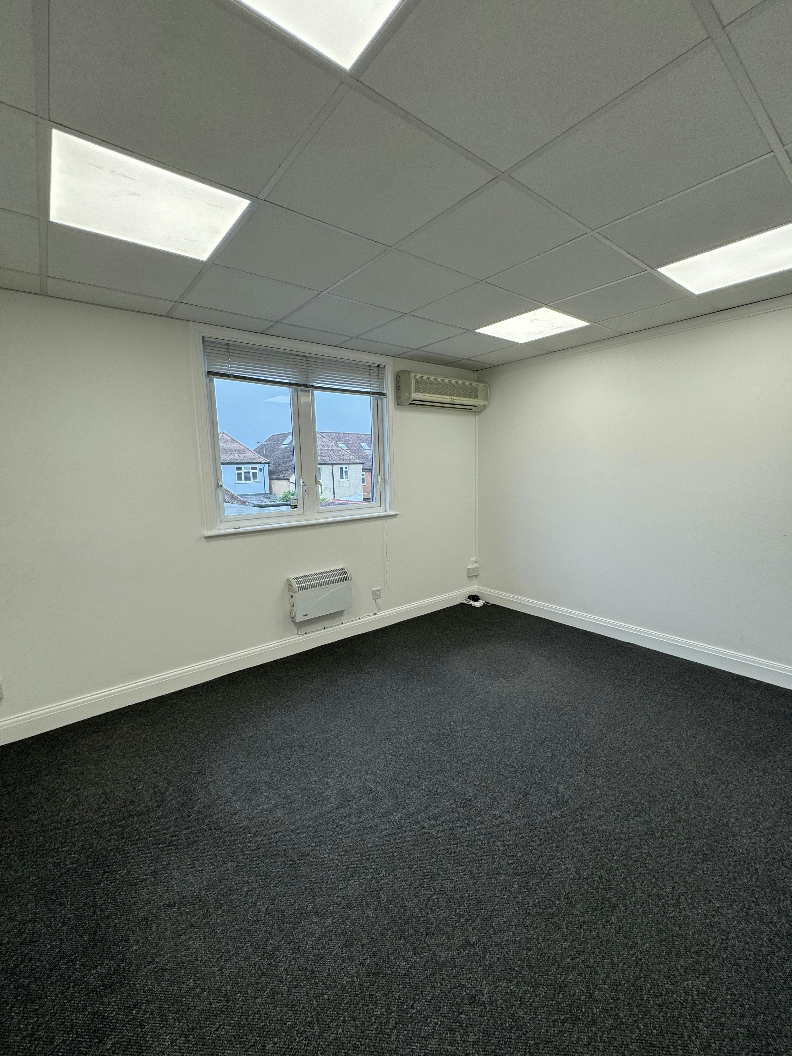 Chiltern Business Centre, 63-65 Woodside Road - IMG_4384.jpeg