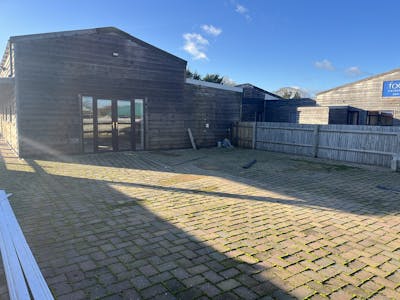 Bradmoor Farm, Stanbridge Road, Aylesbury, Retail / D1 (Non Residential Institutions) To Let - IMG_5076.JPG