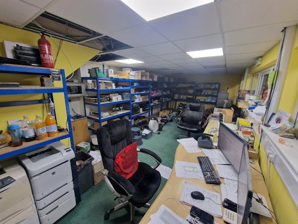 Unit 2, Bessemer Park, Basingstoke, Industrial To Let - 20250507_110602.jpg