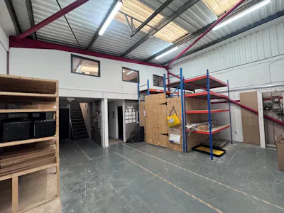 18 The Hawthorn Centre, Harrow, Industrial To Let - 18 Hawthorn Centre (4).jpg