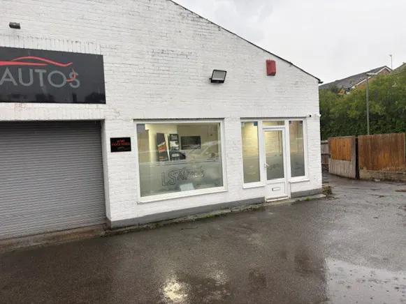 8 Guildford Road, Farnham, Industrial To Let - Front office.jpg