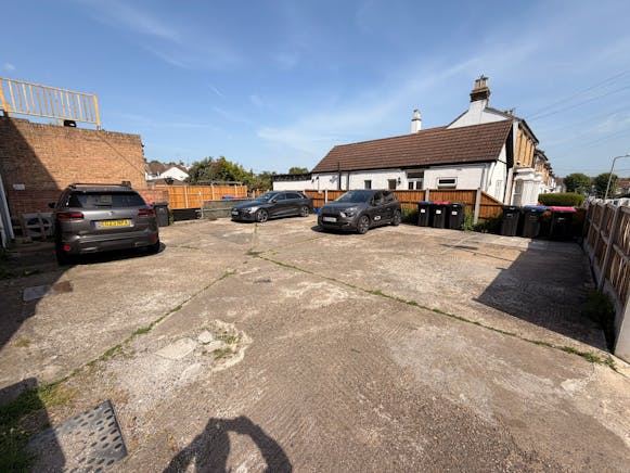 88 Rectory Grove, Leigh-on-Sea, Retail To Let - 4bb41105-40c0-4d24-85b0-470a7f38d7ac.jpg