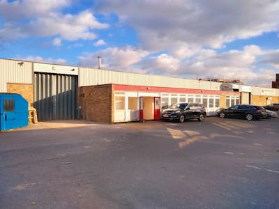 31 Loverock Road, Reading, Hi Tech / Lab / Industrial/Logistics / Other / Warehouse / Industrial / Warehouse To Let - 31 Loverock Road Reading external front with yard and loading.jpg