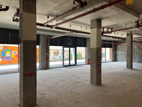 Unit 20 Octagon Parade, High Wycombe, Retail To Let - IMG_4999.JPG