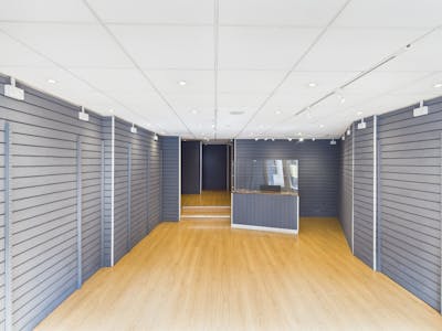 8 Buttermarket, Thame, Retail To Let - CAM05222G0PR0050STILL006.jpg