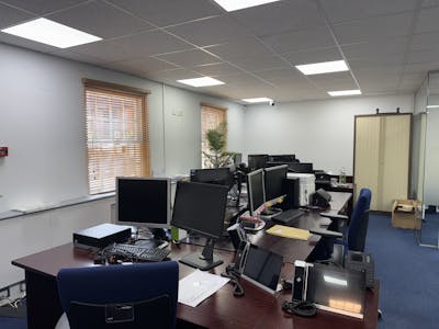 Roman House, Elstree, Office To Let / For Sale - IMG_4675.jpg