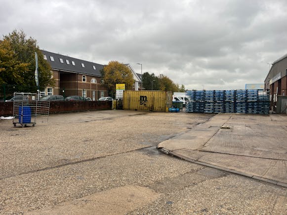 Units 2-4 The Point, Aylesbury, Industrial To Let - 20251023_082648254_iOS.jpg