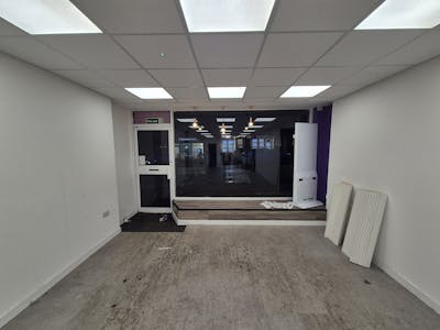 47 High Street West, Glossop, Retail To Let - 20260121_164210.jpg