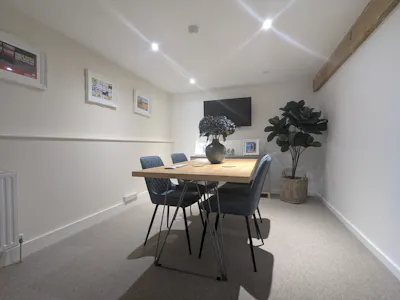 Lydling Barns 1, Puttenham Lane, Shackleford, Office To Let - PXL_20260312_152451936.jpg