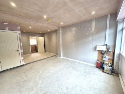 407 Hempshaw lane, Stockport, Retail To Let - 20250416_095618.jpg