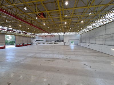 Iain Stewart Centre, Beehive Ring Road, Gatwick, Industrial / Warehouse To Let - 20260608_142019.jpg