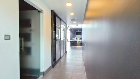Segaya Plaza Retail for Saloon, Segaya, Manama, Retail To Let - 2.jpg