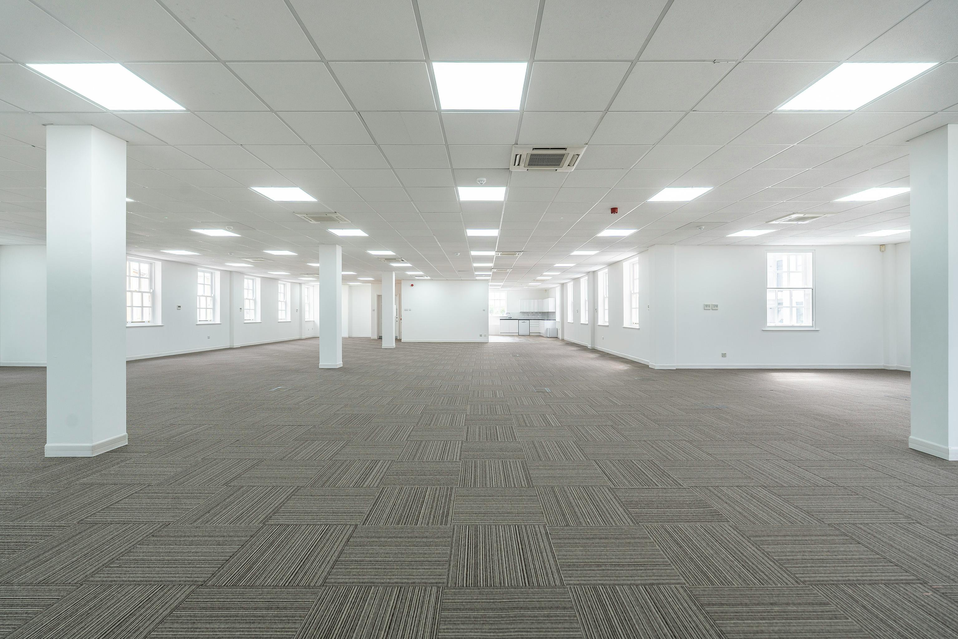 Office in Chertsey - photo 4