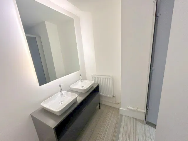 2 Acre Passage, Windsor, Office / Retail To Let - WC i.jpg