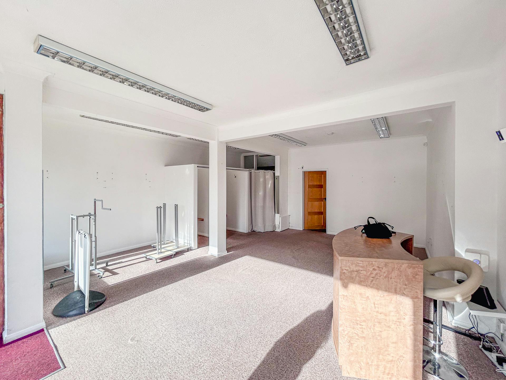 Retail/Shop in Highcliffe - photo 3