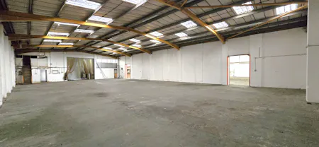 Unit 8, Lyndean Industrial Estate, London, Industrial To Let - 20260408_162144 - Edited.jpg