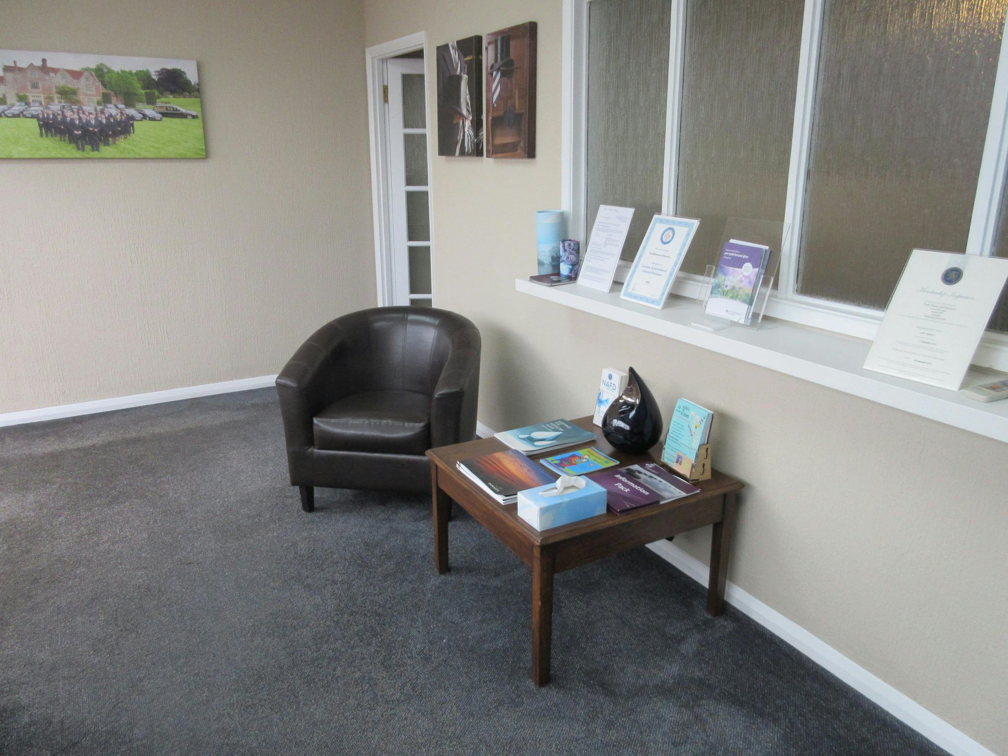 9 Creswell Corner, Woking, Retail For Sale - IMG_2760.JPG