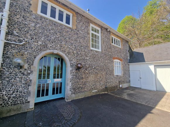 The Old Coach House, Basingstoke, Office To Let - 20250429_111533.jpg