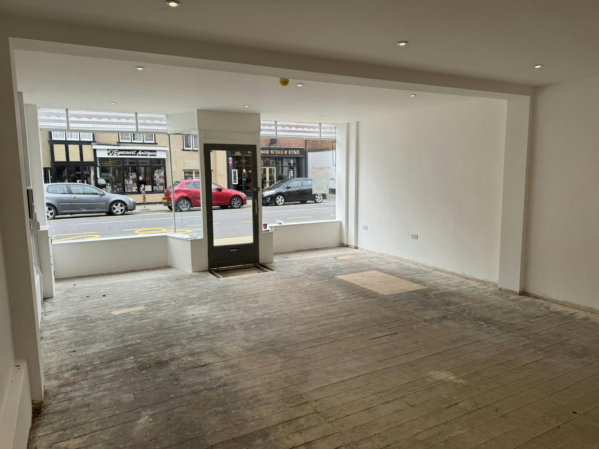 10 Windsor Street, Chertsey, Retail To Let - IMG_5250.JPEG