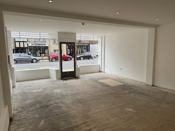 10 Windsor Street, Chertsey, Retail To Let - IMG_5250.JPEG