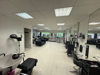 8 Chalvedon Square, Basildon, Retail To Let - WhatsApp Image 20241024 at 092444_12eb43b4.jpg