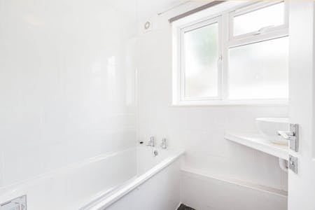 Frobisher Street, London, Semi-detached / Terraced house To Let - Bathroom