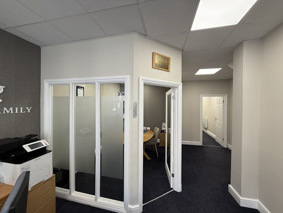 7 Windsor Street, Chertsey, Investments / Retail For Sale - IMG_4394.JPEG