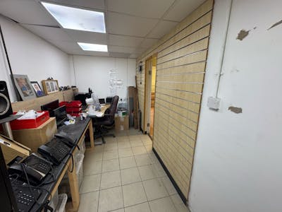 87 Rayleigh Road, Leigh-on-Sea, Retail To Let - IMG20250428WA0036.jpg