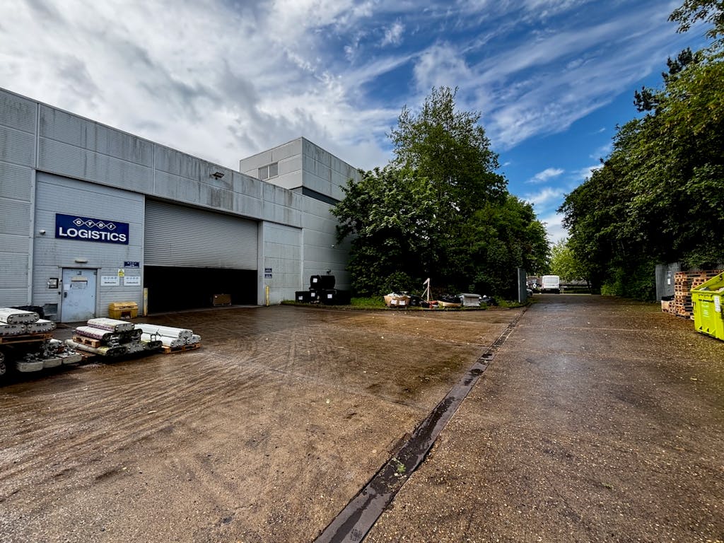 Loading area and loading door