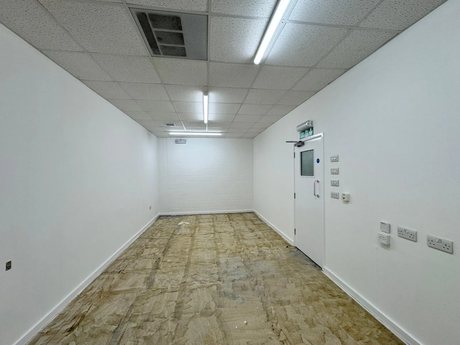 50 Wedgewood Street, Aylesbury, Retail To Let - 20260805_113439000_iOS 6.jpg