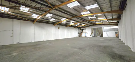 Unit 8, Lyndean Industrial Estate, London, Industrial To Let - 20260408_162100(0) - Edited.jpg