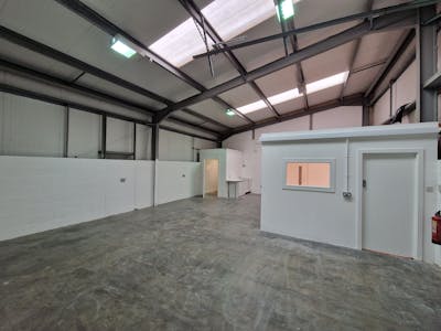 Unit G3, Hyde, Industrial/Logistics To Let - 20230427_123629.jpg