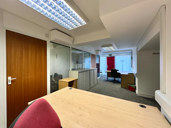 8 St Thomas Road, Luton, Office / Retail To Let - 20260609_173403877_iOS.jpg