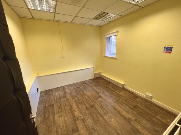 10-12 Wellington Street, Luton, Office / Other To Let - IMG_4650.JPEG
