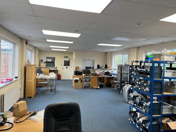 Brow Business Centre, Copyground Lane, Unit B, High Wycombe, Industrial / Offices To Let - 20251010_132832759_iOS.jpg