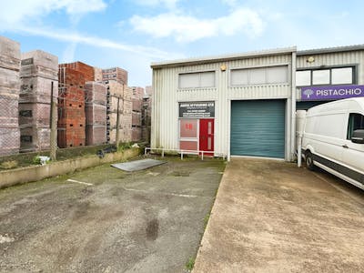 Unit 18, Southend-on-Sea, Industrial To Let - 0af1fa13-WhatsApp 20Image 202024-10-28 20at 2014.33.07_78e68458.jpg