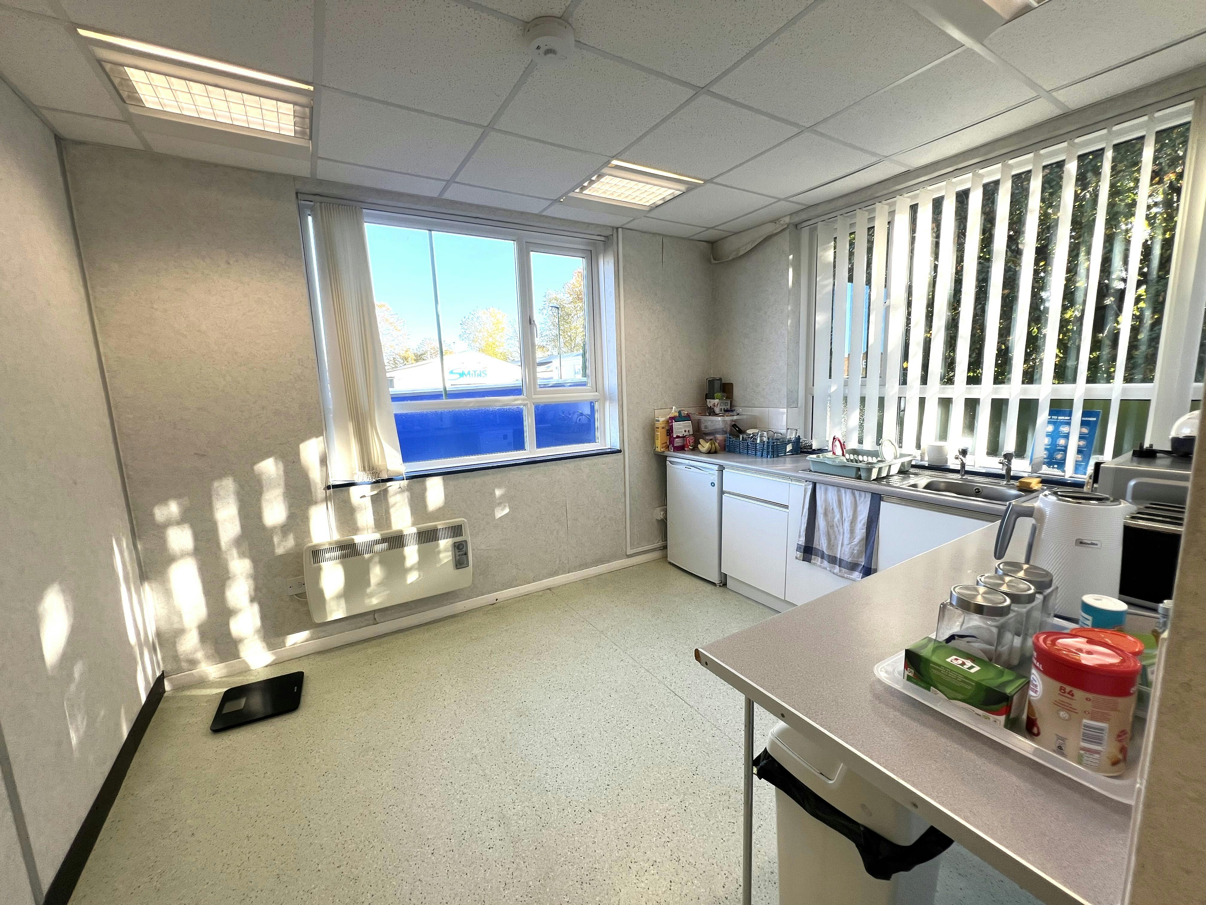 Unit J Foundry Close, Horsham, Industrial To Let - IMG_9544.jpeg