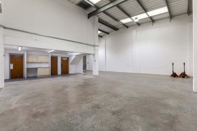 Unit 12, Vale Industrial Estate, Aylesbury, Industrial To Let - 88182_Unit12TheValeIndustrialCentr 6.jpg