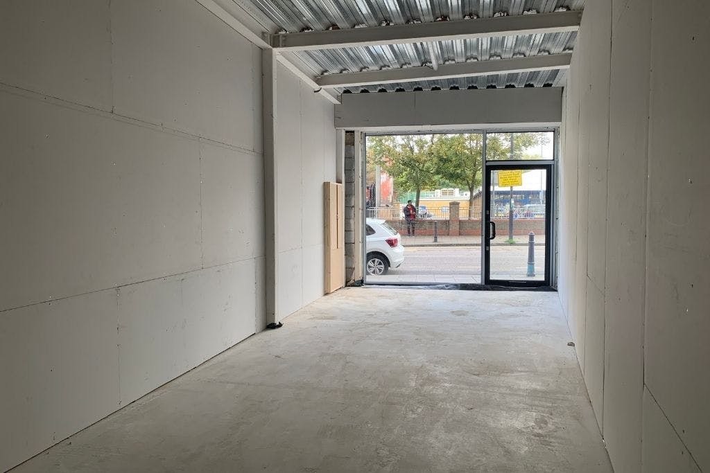 Retail/Shop in London - photo 2