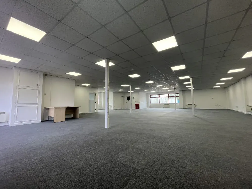 1 Canada Close, Banbury, Industrial / Office To Let - image00017.jpg