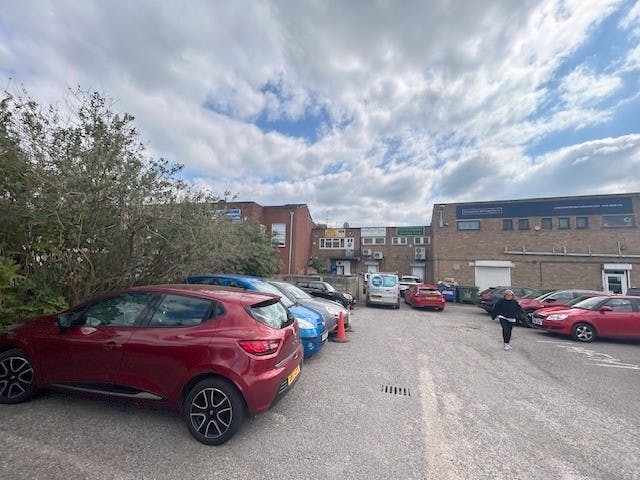 15 London Road, Twyford, Retail To Let - Rear service yard ii.jpg