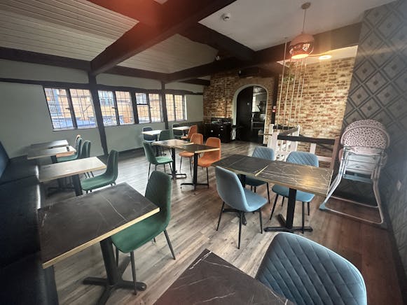 17 Lion & Lamb Yard, Farnham, Restaurant / Retail To Let - IMG_0831.JPG