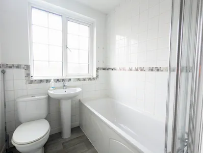 184-186 Rickmansworth Road, Watford, Mixed Use To Let - PXL_20260721_113717415.jpg